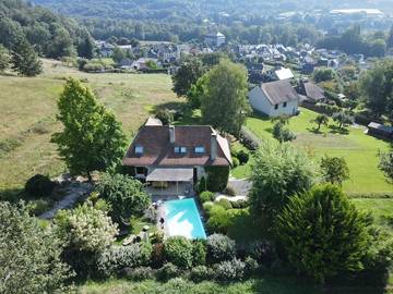 Cottage pour 10 personnes, avec terrasse ainsi que piscine et vue, animaux acceptés à Voutezac