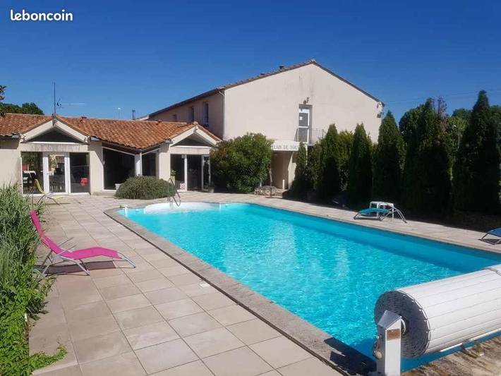 Hôtel pour 2 personnes, avec piscine ainsi que terrasse et jardin