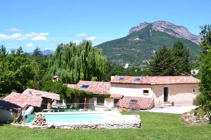 Chambre d’hôte pour 2 personnes, avec jacuzzi et piscine ainsi que jardin et sauna, animaux acceptés dans les Alpes-de-Haute-Provence