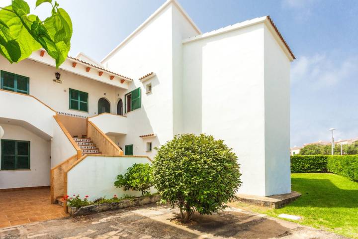 Apartamento entero, Apartamento "Los Delfines Biniforcat" con terraza cubierta privada y piscina compartida in Cala Blanes, Ciudadela