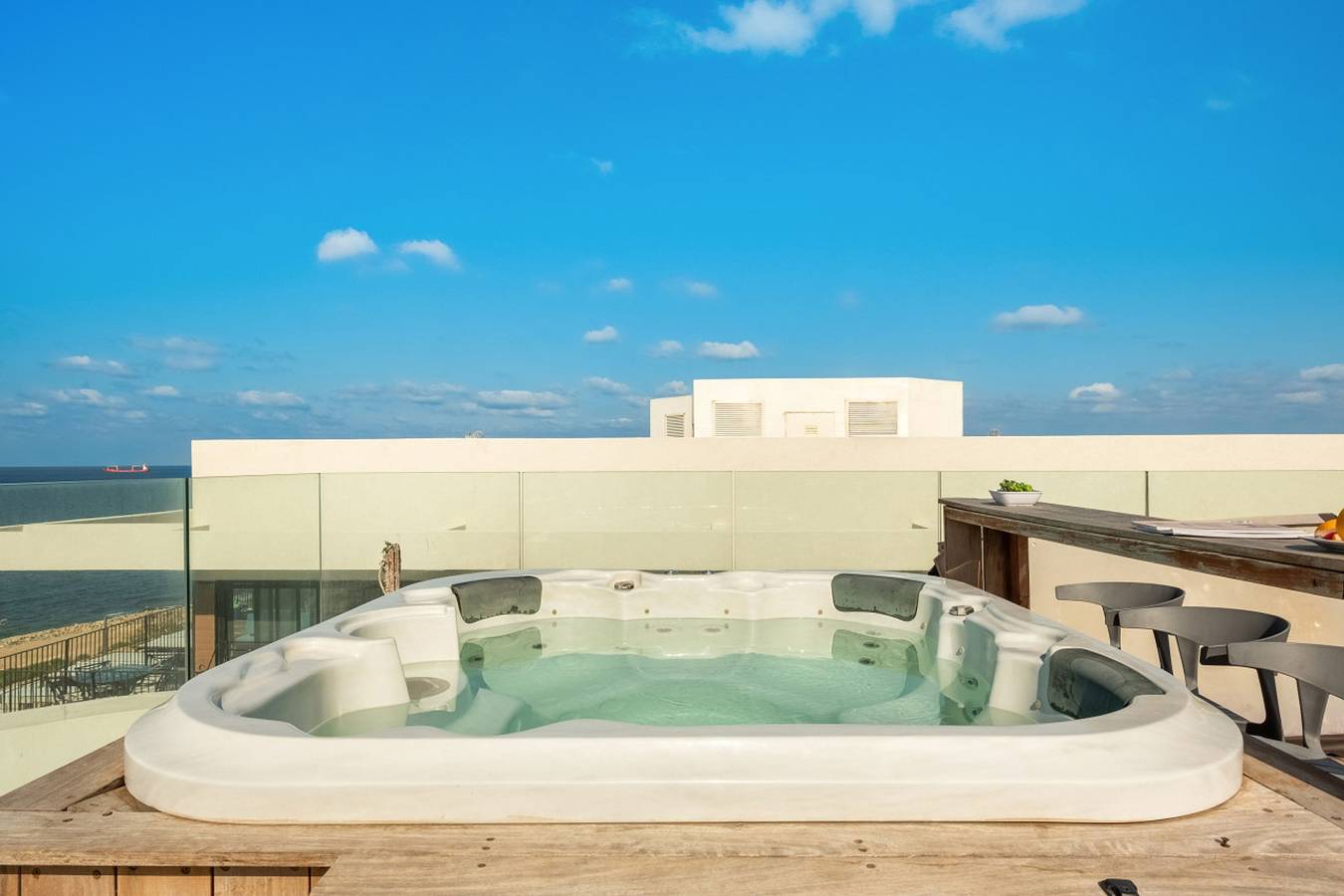 Appartement entier, Rooftop Jacuzzi Seafront Penthouse in Haïfa, District de Haïfa