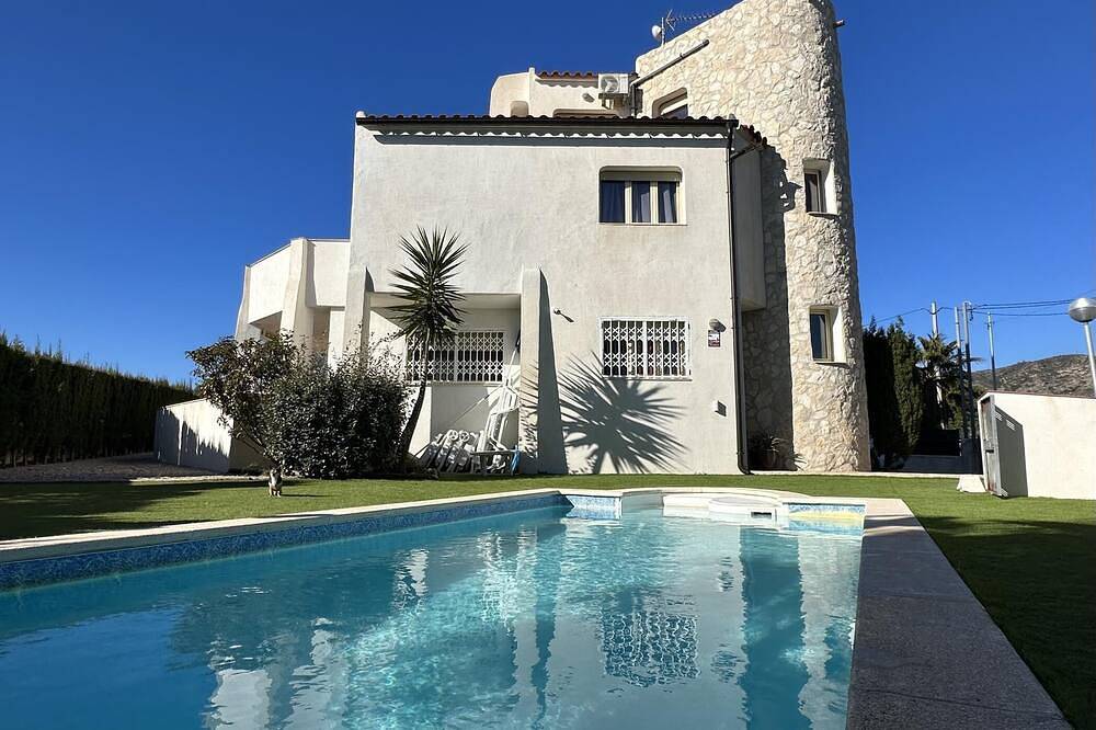 Large villa for 11 people with sea view and private pool! in Platja de l'Almadrava, Vandellòs i l'Hospitalet de l'Infant