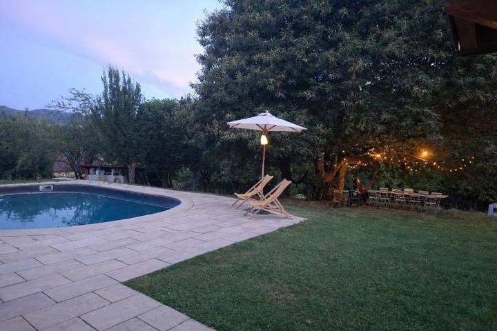 Location de vacances pour 15 personnes, avec jardin ainsi que vue et piscine à Saint-Geoire-en-Valdaine