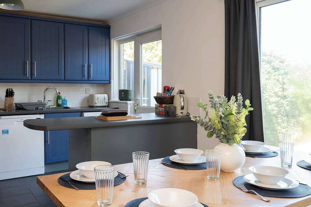 Stylish 3-Bed Home - 10 Min Gatwick - Wifi & Parking in Crawley, Sussex de l'Ouest