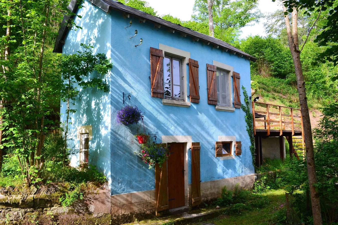 La Petite Maison Bleue au Viaduc des Fades in Les Ancizes-Comps, Puy-de-Dôme