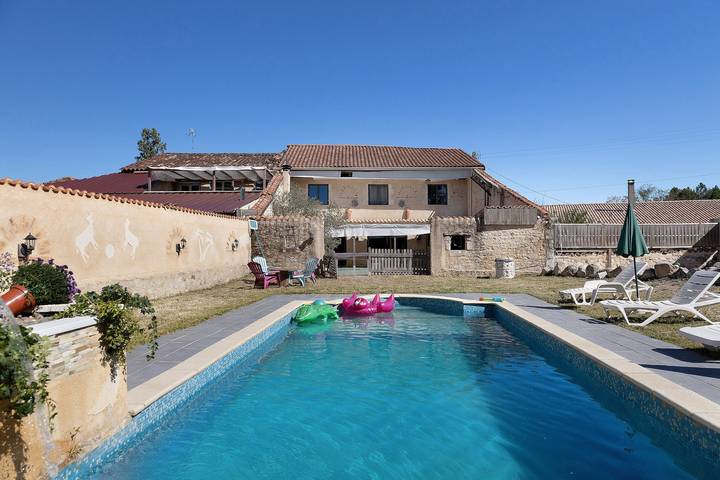 Gîte pour 25 personnes, avec Jardin et Vue sur le lac à Clérac