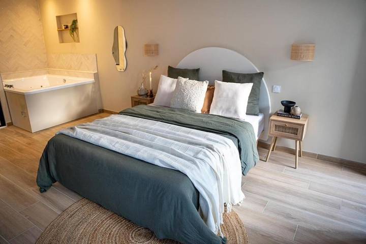 Location de vacances pour 2 personnes, avec terrasse ainsi que jardin et jacuzzi à Ginasservis - 2