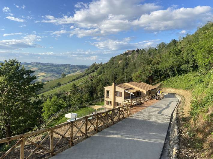 Ferienhaus für 16 Personen, mit Balkon und Whirlpool sowie Terrasse und Garten in Ripatransone