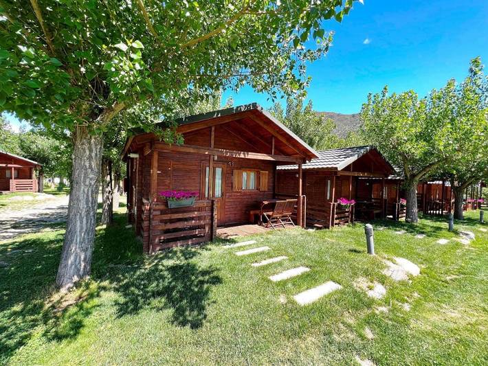 Parque de vacaciones para 2 personas, con Balcón y Terraza además de Jardín y Piscina en Pirineos