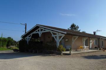 Gîte pour 6 personnes, avec piscine ainsi que terrasse et jardin à Moulis-en-Médoc