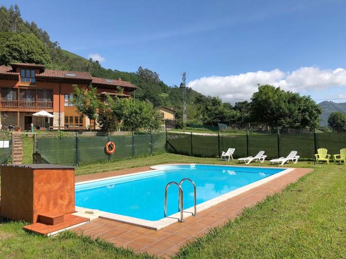 Apartamento para 17 personas, con Terraza y Jardín además de Piscina y Vistas en Parres