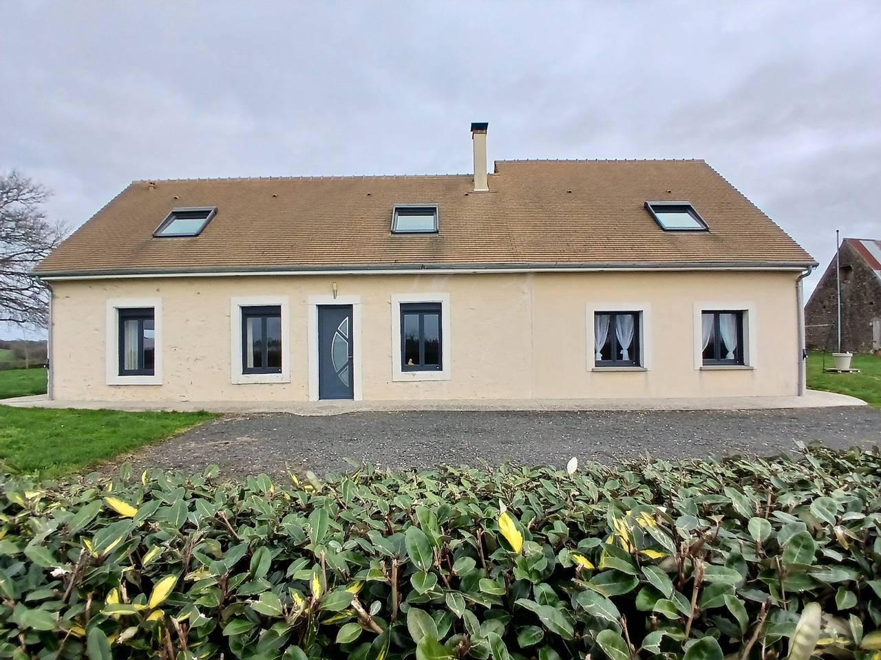 Ferienhaus 'Maison De Campagne Brûlon' mit Seeblick, privater Terrasse und Wlan in Brûlon, Sarthe
