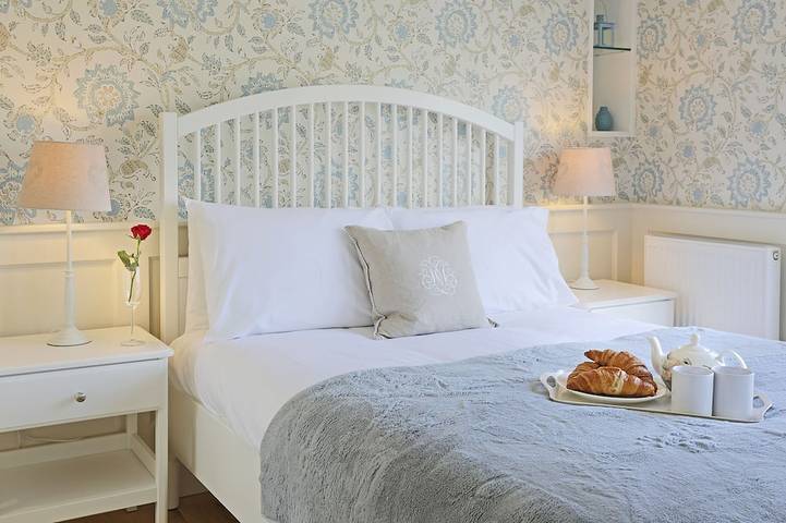 Entire apartment, The Lighthouse - luxury hotel style, central apartment with fantastic sea views in Southwold, Waveney District