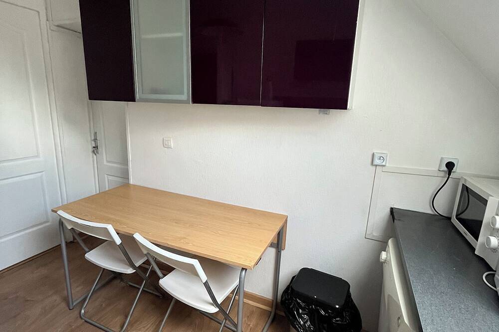Chambre Guestroom in Savigny-le-Temple, Seine-et-Marne