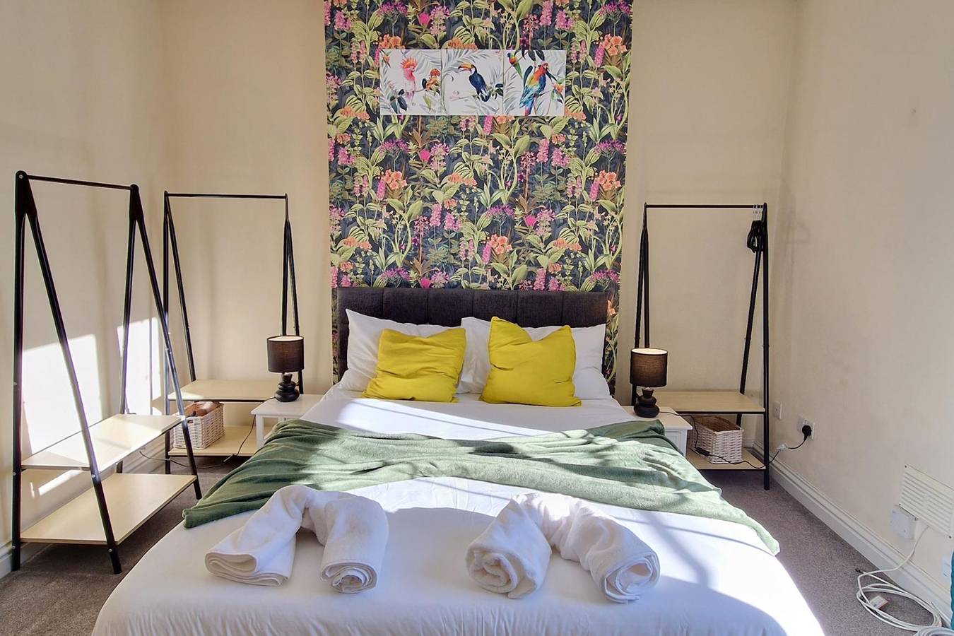 Entire holiday apartment, Apt - Sleeps 5/6 - Parking - Train Station Close in Coventry, Birmingham Area