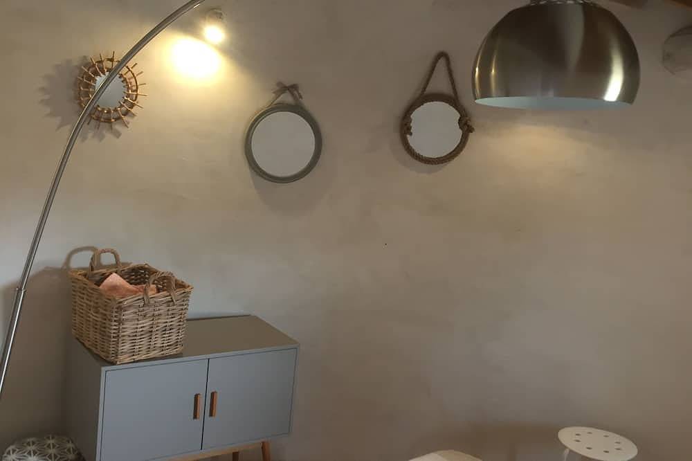 Entire apartment, Unusual accommodation, Dovecote in the Luberon with Jacuzzi in Oppède, Parc naturel régional du Luberon