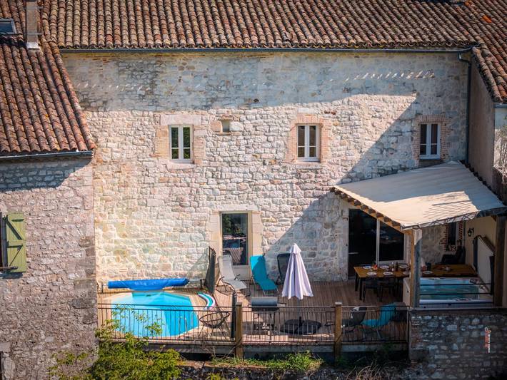Gîte pour 15 personnes, avec jacuzzi ainsi que piscine et terrasse