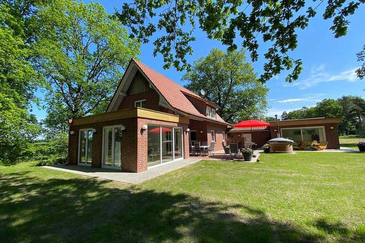 Ferienhaus für 11 Personen, mit Sauna und Terrasse sowie Garten - 1