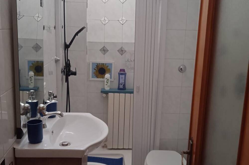 Entire apartment, City Center Apartment Ideal For Families Sleeps 4 With Full Kitchen in Rionero in Vulture, Vulture Area