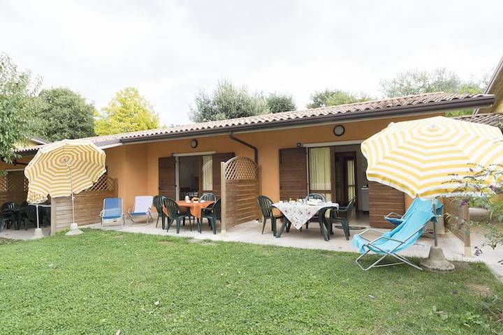 Ferienhaus für 4 Personen, mit Terrasse und Pool sowie Garten in Lazise