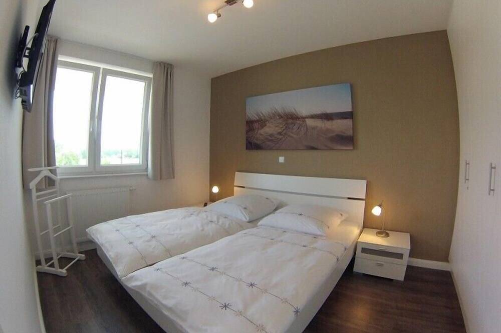 Ganze Wohnung, Hochwertige Ferienwohnung Ostseebrise 10 in Großenbrode. Balkon mit einem Elektro-Tischgrill & herrlichem Meerblick. Wohltuende Wellnessmomente in der Sauna oder im Whirlpool genießen. in Großenbrode, Ostholstein