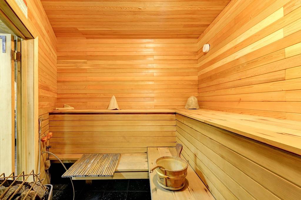 Erstaunliches Pocono Chalet! 4Bd 3Ba Private Pool / Sauna / Firepit in Lake Wallenpaupack