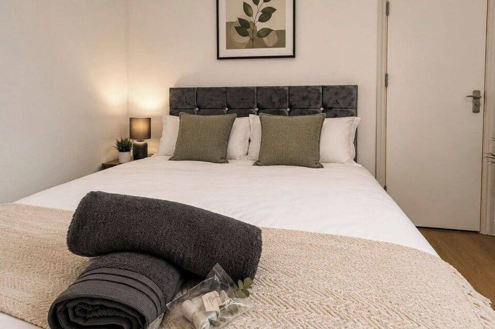 Contractor Accommodation | Sleeps 5–7 | Tv | Wi-Fi in Kettering, Northamptonshire