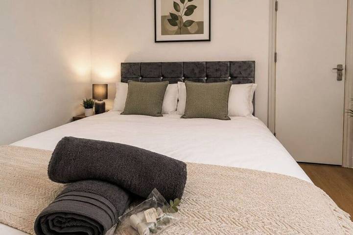 Contractor Accommodation | Sleeps 5–7 | Tv | Wi-Fi in Kettering, Northamptonshire