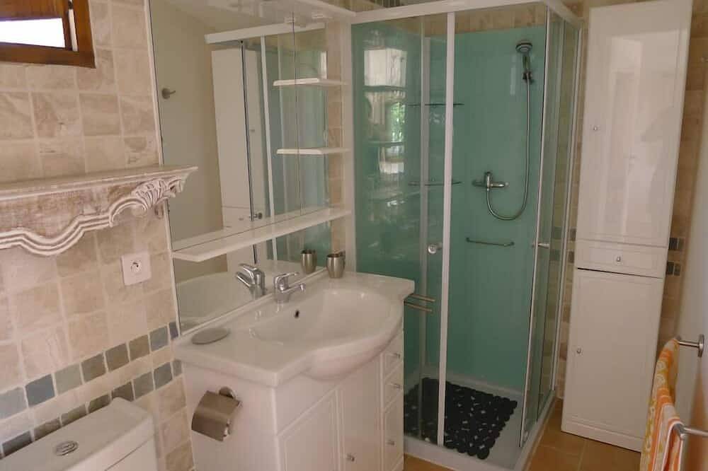 Appartement entier, Superbe studio indépendant avec terrasse et piscine in La Gaude, Côte méditerranéenne (France)