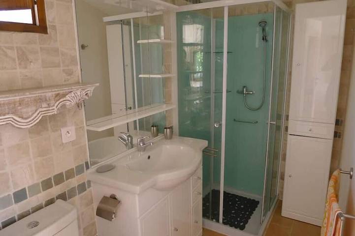 Gîte pour 2 personnes, avec terrasse ainsi que jardin et jacuzzi à La Gaude - 2