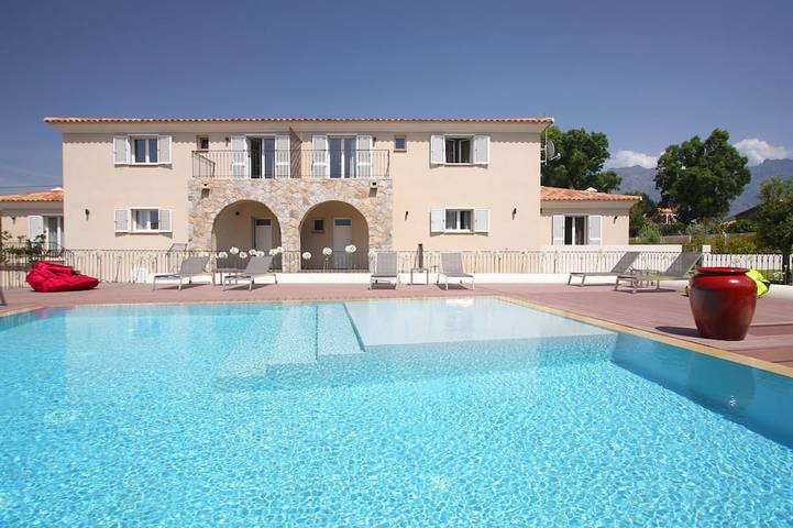 Villa pour 9 personnes, avec piscine et terrasse, animaux acceptés à Calvi