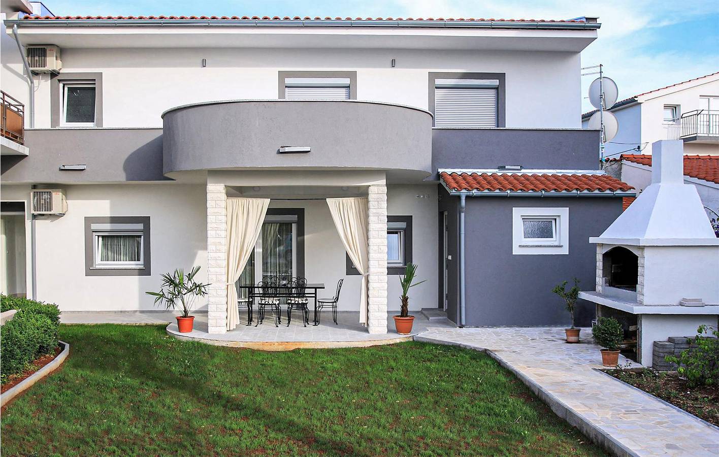 Gemütliche 150 m² große Wohnung mit Pool und Terrasse, 700 m vom Strand entfernt in Vodice, Šibenik-Knin