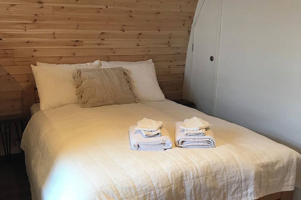 Unique Tiny House with Hot tub in Nordholland