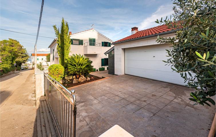 Acogedor apartamento con vistas al mar, piscina y terraza cerca de Preko in Preko, Isla de Ugljan