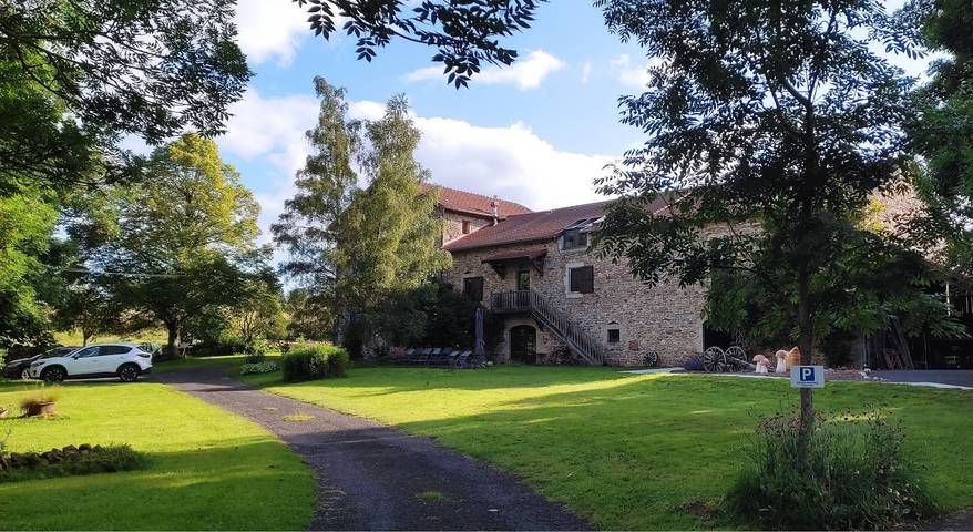 Gîte pour 15 personnes, avec terrasse ainsi que jardin et jacuzzi à Bonneval (Haute-Loire)