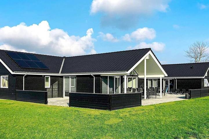 Ferienhaus für 26 Personen, mit Terrasse und Whirlpool sowie Sauna und Pool - 1