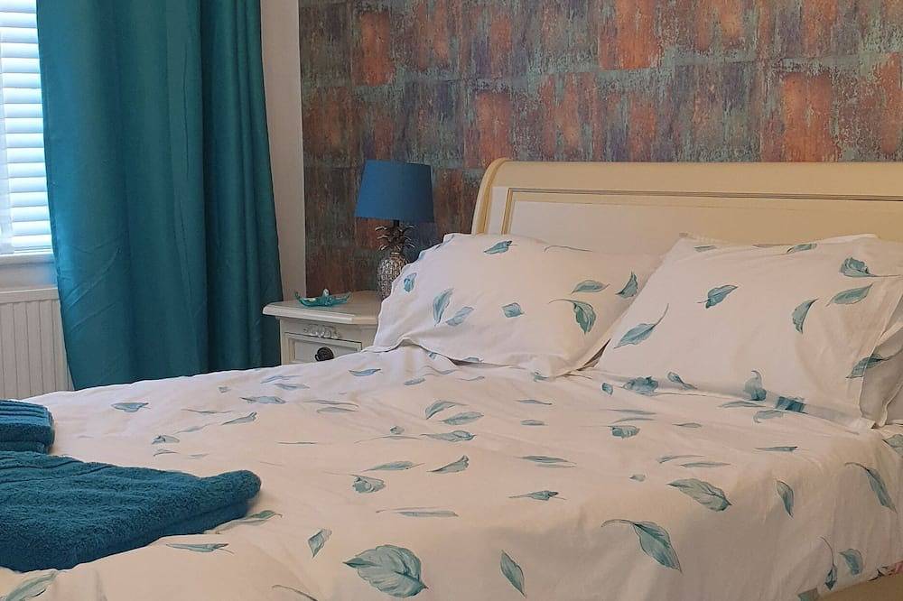 T's Beach House       Beautiful sea  views and direct beach access in New Romney, Kent