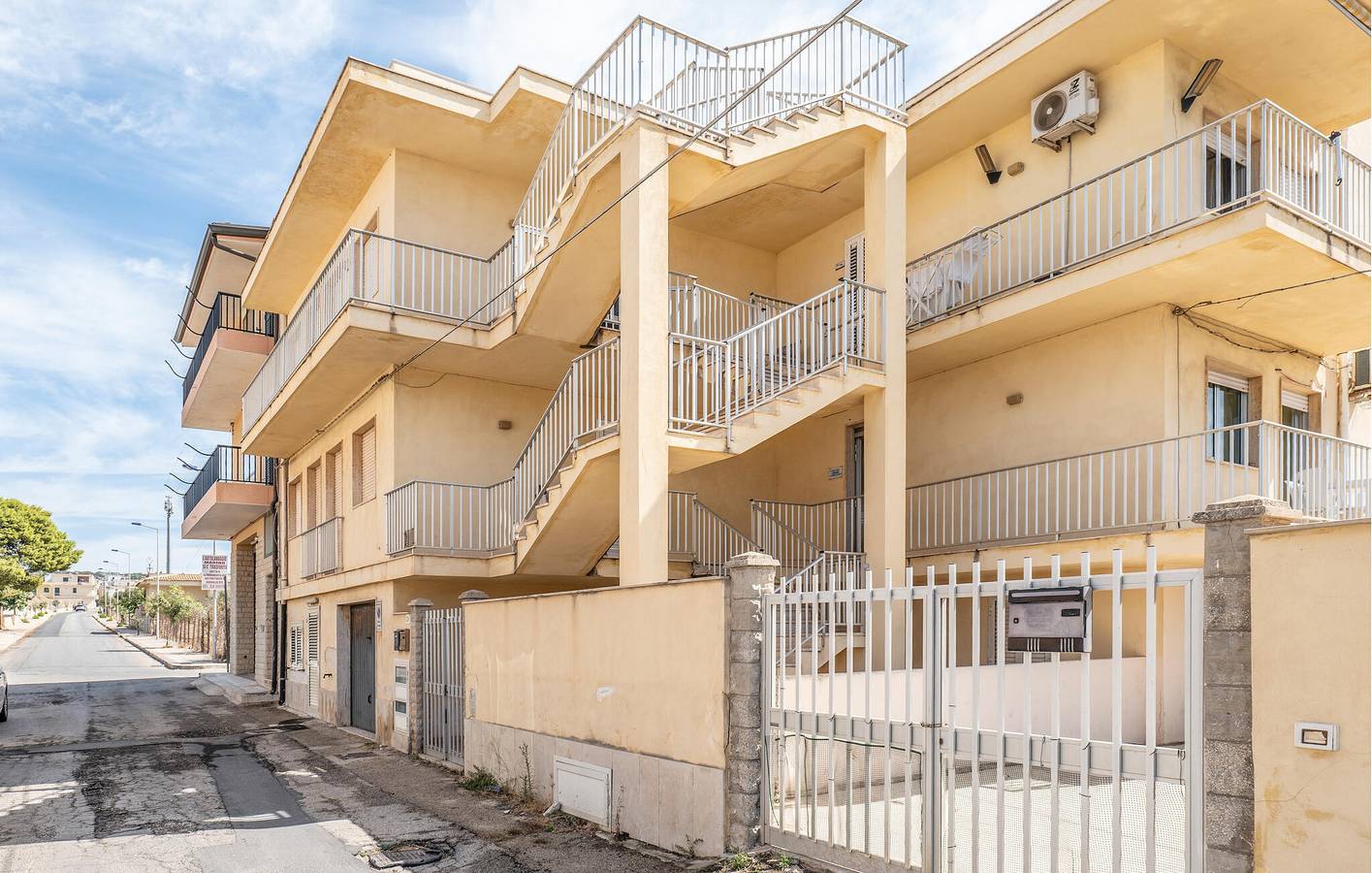 Ganze Ferienwohnung, Appartement mit Meerblick, Terrasse, WiFi & AC - 100m zur Spiaggia Donnalucata in Scicli, Ragusa Provinz