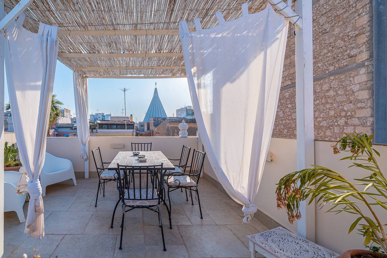 Appartamento intero, Appartamento 'Mille E Una Notte - Suoni D'Acqua' con terrazza privata, Wi-Fi e aria condizionata in Siracusa, Siracusa e dintorni