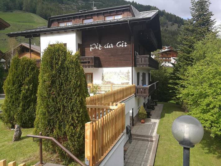 Ferienhaus für 8 Personen, mit Balkon und Terrasse sowie Garten und Ausblick in Corvara in Badia