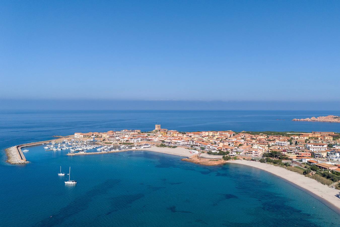Casa de vacaciones 'Mare Fuori' con terraza privada y vistas al mar in Trinità d'Agultu e Vignola, Olbia-Tempio