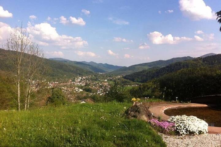Gîte pour 8 personnes, avec Jacuzzi et Terrasse ainsi que Jardin et Sauna à Fellering