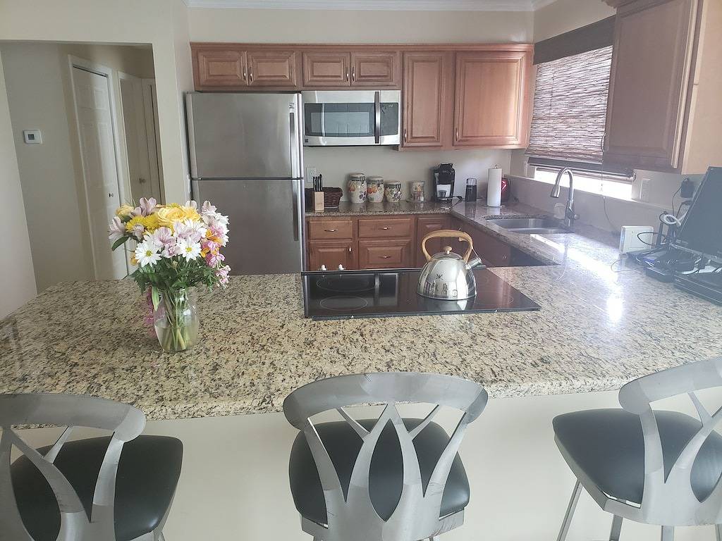 On Hutchinson Island. Large upstairs suite, private pool, beach is minutes away. in Fort Pierce, Hutchinson Island