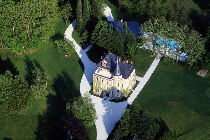 Gîte pour 8 personnes, avec Jacuzzi et Jardin ainsi que Piscine et Sauna à Coise-Saint-Jean-Pied-Gauthier