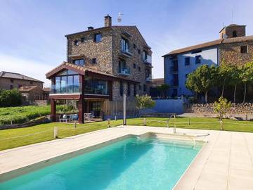 Hôtel pour 2 personnes, avec jacuzzi ainsi que piscine et jardin à Aínsa