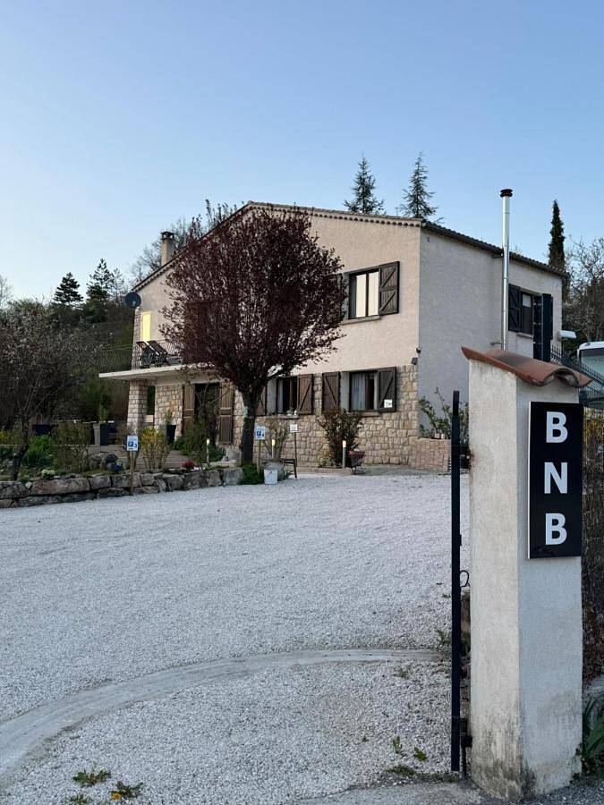 Chambre d’hôte pour 2 personnes, avec Balcon et Terrasse ainsi que Jardin et Piscine à Castellane