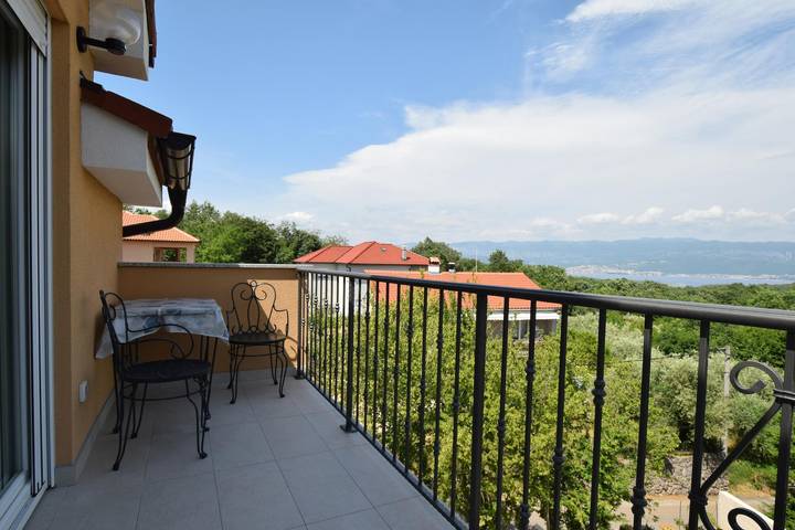 Dom dla 4 osób, z balkon/ taras i basen w Vrbnik