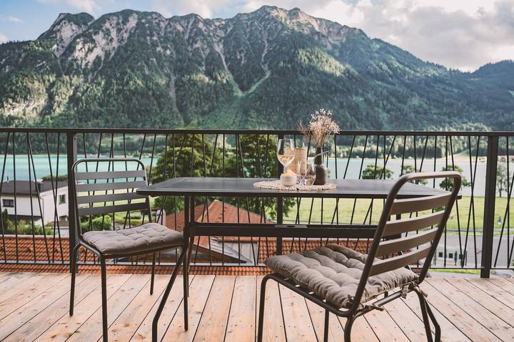 Ferienwohnung für 6 Personen, mit Balkon und Terrasse sowie Seeblick und Ausblick in Eben am Achensee
