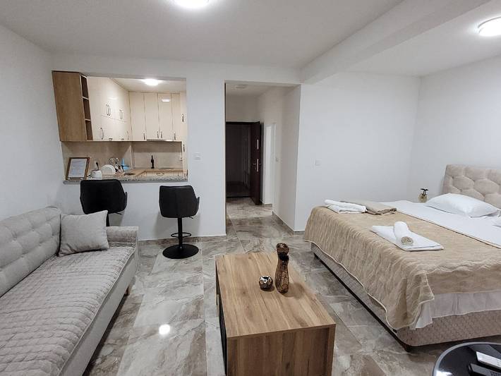 Ferienwohnung für 4 Personen, mit Balkon/Terrasse und Pool in Montenegro - 3