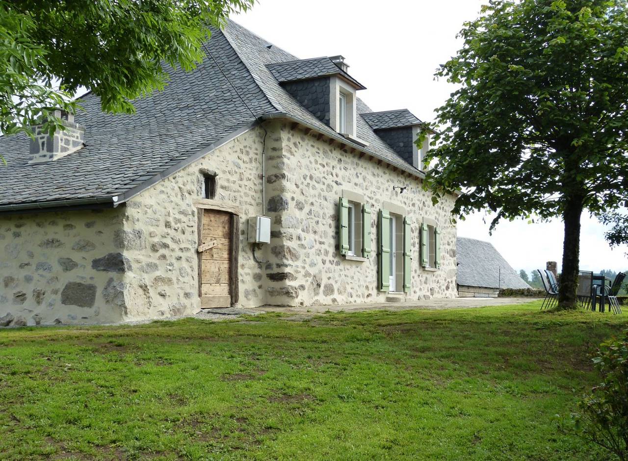 Vue exceptionnelle sur le lac et les monts d’Auvergne in Champs-sur-Tarentaine-Marchal, Parc naturel régional des Volcans d'Auvergne